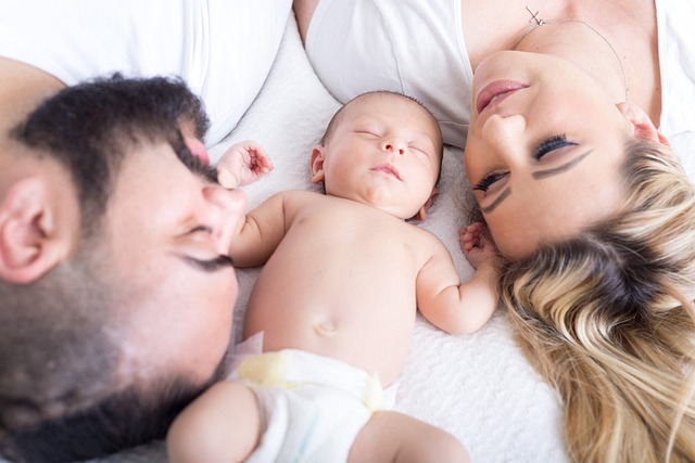 coppia sul letto con un bambino piccolo, momento di intimità e connessione